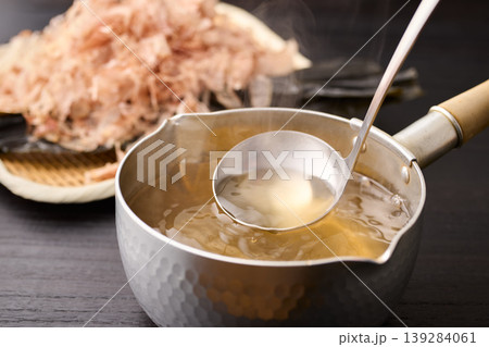 熱々の出汁をお玉ですくう 139284061
