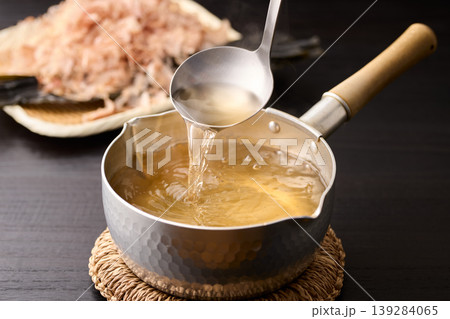 熱々の出汁をお玉ですくう 熱々の出汁をお玉ですくう 139284065