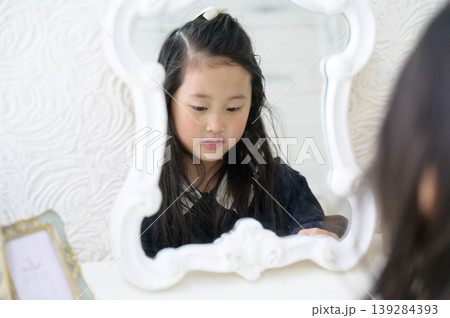 鏡越しに自分を見る日本人の女の子 139284393