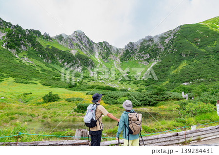 千畳敷カールの剣ヶ池からの絶景と登山客 千畳敷カールの剣ヶ池からの絶景と登山客 139284431