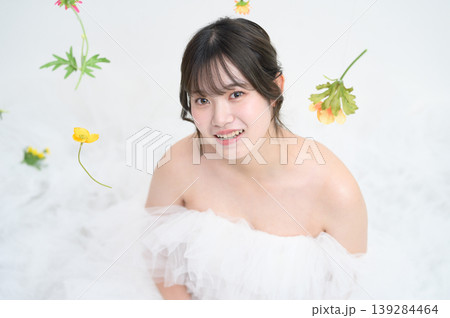 ウェディングドレス姿で見つめる日本人女性 139284464
