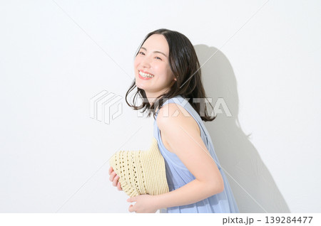 白背景で帽子を持つ日本人女性のビューティイメージ 139284477
