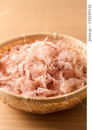 かごに盛った鰹の薄削り 139284516