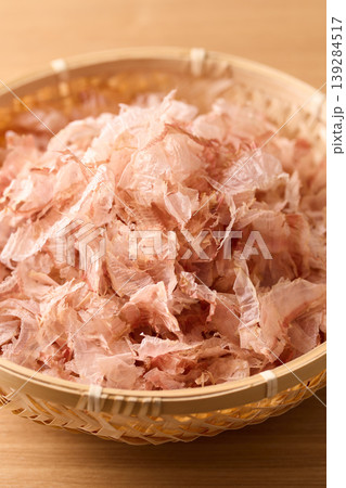 かごに盛った鰹の薄削り 139284517