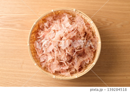 かごに盛った鰹の薄削り かごに盛った鰹の薄削り 139284518