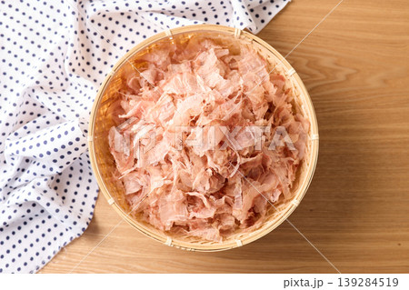 かごに盛った鰹の薄削り 139284519