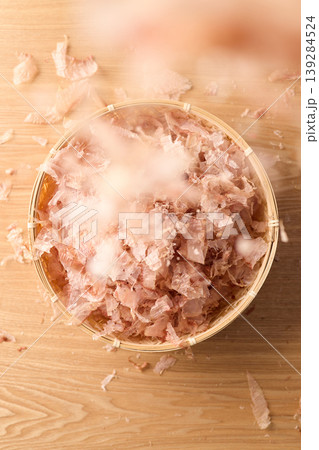 かごに盛った鰹の薄削り 139284524