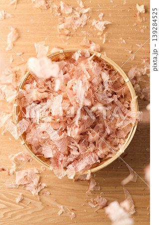 かごに盛った鰹の薄削り かごに盛った鰹の薄削り 139284525
