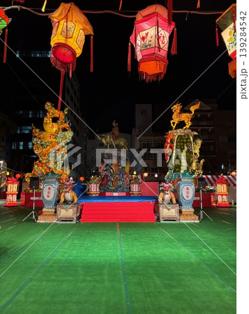 長崎ランタンフェスティバル・夜の祭壇と神像オブジェ 長崎ランタンフェスティバル・夜の祭壇と神像オブジェ 139284542