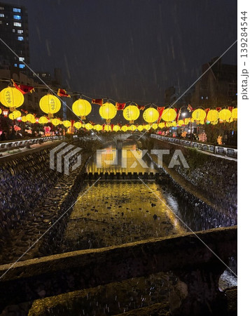 長崎ランタンフェスティバル・雨夜の眼鏡橋と黄色い提灯 139284544