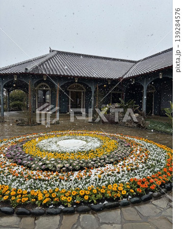 長崎グラバー邸・雪の中の丸い花壇と洋館 長崎グラバー邸・雪の中の丸い花壇と洋館 139284576