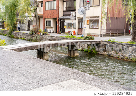 京都東山(白川筋) 白川にかかる一本橋(行者橋)欄干や装飾が一切ない素朴な石橋 京都東山(白川筋) 白川にかかる一本橋(行者橋)欄干や装飾が一切ない素朴な石橋 139284923
