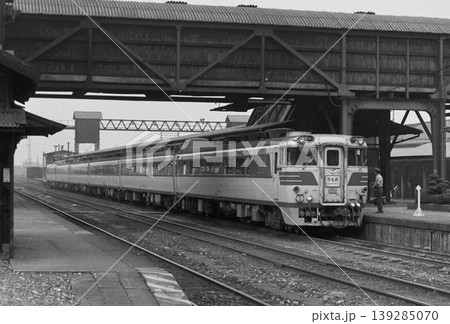 直方駅に停車中のキハ82特急かもめ (京都発筑豊本線経由佐世保ゆき)/1973年9月撮影 直方駅に停車中のキハ82特急かもめ (京都発筑豊本線経由佐世保ゆき)/1973年9月撮影 139285070
