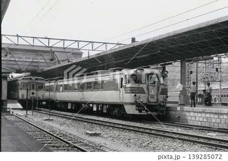 熊本駅に停車中のキハ82特急なは (西鹿児島発大阪ゆき)/1973年9月撮影 熊本駅に停車中のキハ82特急なは (西鹿児島発大阪ゆき)/1973年9月撮影 139285072