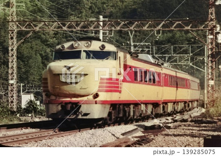 阪和線山中渓付近にて キハ81特急くろしお (天王寺発名古屋ゆき)/1975年11月撮影 阪和線山中渓付近にて キハ81特急くろしお (天王寺発名古屋ゆき)/1975年11月撮影 139285075