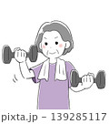 ダンベルで筋トレをするシニア女性 139285117
