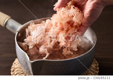 鰹節を鍋に入れる 139285211