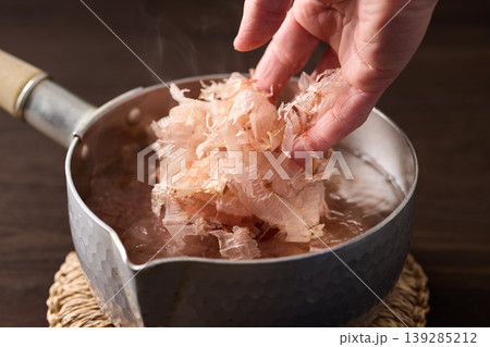鰹節を鍋に入れる 139285212