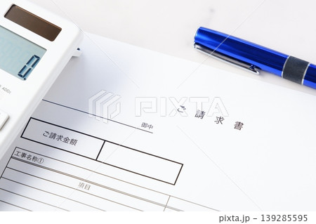 請求書 - 取引先へ宛てて請求書を準備する、ビジネスシーンのイメージ 139285595