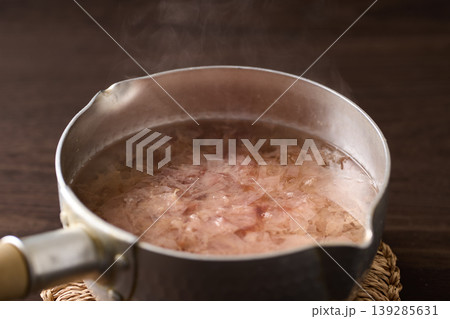 鰹節を入れた鍋 鰹節を入れた鍋 139285631