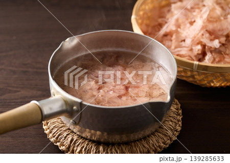 鰹節を入れた鍋 139285633