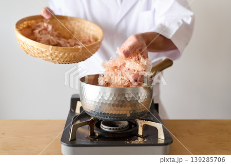 鍋に鰹節を入れる料理人 鍋に鰹節を入れる料理人 139285706