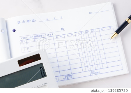 請求書 - 取引先に宛てた請求書を作成しているビジネスシーンのイメージ 139285720