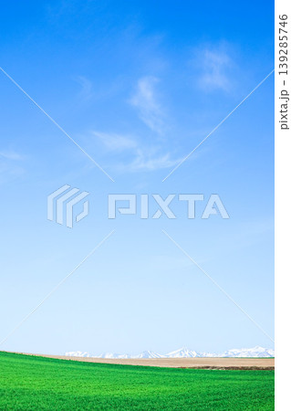 爽快感のある初夏の青空と北海道美瑛町から見た十勝岳連峰の風景 爽快感のある初夏の青空と北海道美瑛町から見た十勝岳連峰の風景 139285746