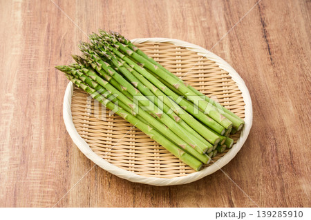生のグリーンアスパラガス 竹ざるに並べた春の旬野菜 生のグリーンアスパラガス 竹ざるに並べた春の旬野菜 139285910