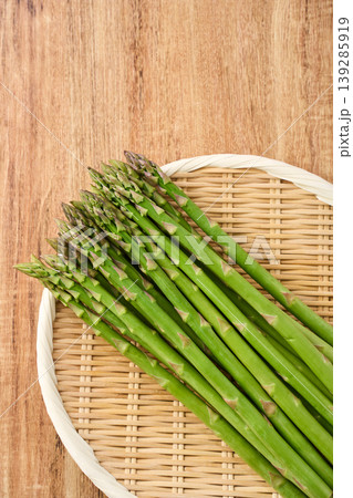 生のグリーンアスパラガス 竹ざるに並べた春の旬野菜 139285919