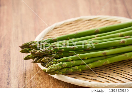 生のグリーンアスパラガス 竹ざるに並べた春の旬野菜 生のグリーンアスパラガス 竹ざるに並べた春の旬野菜 139285920