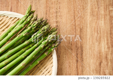 生のグリーンアスパラガス 竹ざるに並べた春の旬野菜 139285922