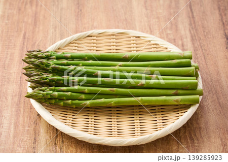 生のグリーンアスパラガス 竹ざるに並べた春の旬野菜 生のグリーンアスパラガス 竹ざるに並べた春の旬野菜 139285923
