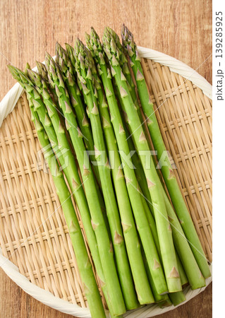 生のグリーンアスパラガス 竹ざるに並べた春の旬野菜 生のグリーンアスパラガス 竹ざるに並べた春の旬野菜 139285925