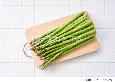 生のグリーンアスパラガス 木製まな板に並べた春の旬野菜 139285929