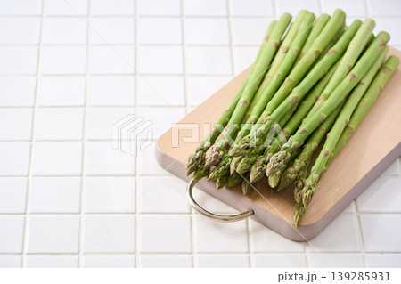 生のグリーンアスパラガス 木製まな板に並べた春の旬野菜 139285931