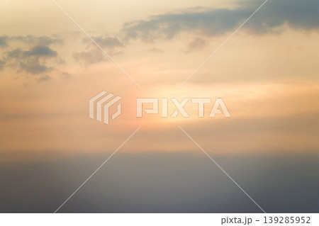 夕暮れの淡くぼやけた空のイメージ 夕暮れの淡くぼやけた空のイメージ 139285952
