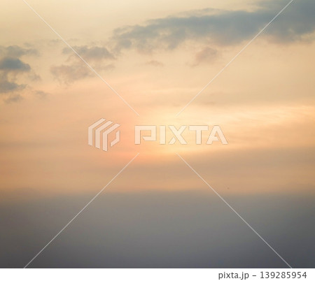 夕暮れの淡くぼやけた空のイメージ 夕暮れの淡くぼやけた空のイメージ 139285954