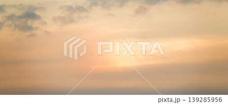 夕暮れの淡くぼやけた空のイメージ 夕暮れの淡くぼやけた空のイメージ 139285956
