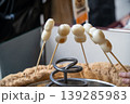 東京都の浅草寺の屋台団子 139285983