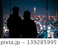 渋谷スカイの展望台から夜景を見つめるカップル 139285995