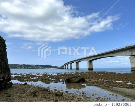 干潮の岩礁から望む沖縄の長大橋と夏の青空 干潮の岩礁から望む沖縄の長大橋と夏の青空 139286063
