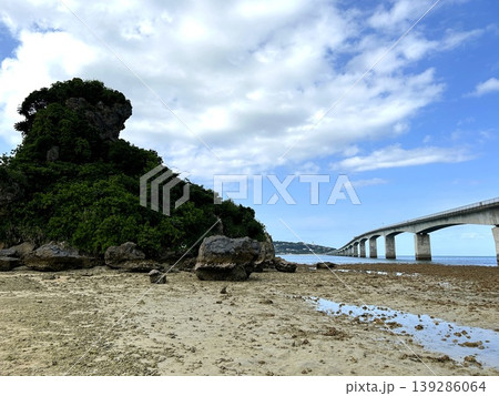 干潮の浜辺に佇む古宇利島の岩山と大橋の景色 139286064