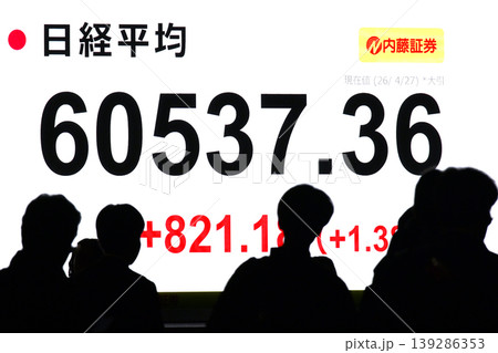 日本の東京都市景観初6万円突破・6万0537円36銭・株価/終値。半年で6万台と史上最速の大台替わり 日本の東京都市景観初6万円突破・6万0537円36銭・株価/終値。半年で6万台と史上最速の大台替わり 139286353