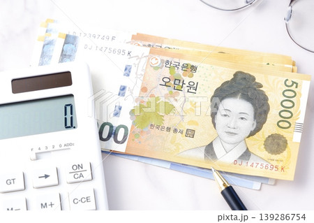 韓国の通貨、ウォンKRWの紙幣と電卓 139286754