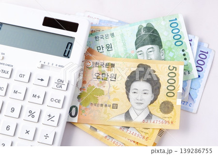 韓国の通貨、ウォンKRWの紙幣と電卓 韓国の通貨、ウォンKRWの紙幣と電卓 139286755