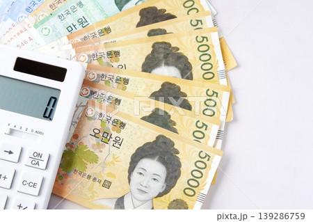 韓国の通貨、ウォンKRWの紙幣と電卓 韓国の通貨、ウォンKRWの紙幣と電卓 139286759