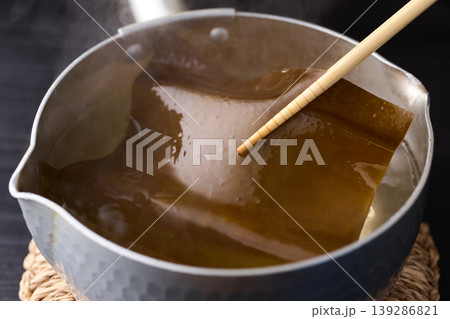 昆布出汁を菜箸で引き上げる(北海道産羅臼昆布) 昆布出汁を菜箸で引き上げる(北海道産羅臼昆布) 139286821
