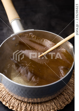 昆布出汁を菜箸で引き上げる（北海道産羅臼昆布） 139286823