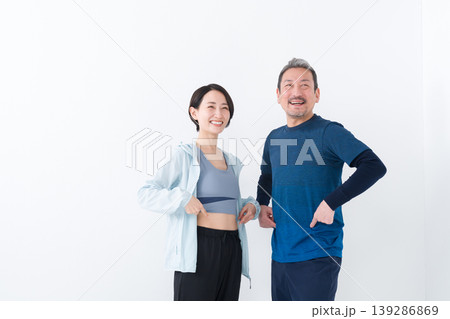 スポーツウェアを着たミドル夫婦 139286869